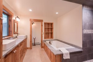 otter-creek-lodge-longhouse-bathroom